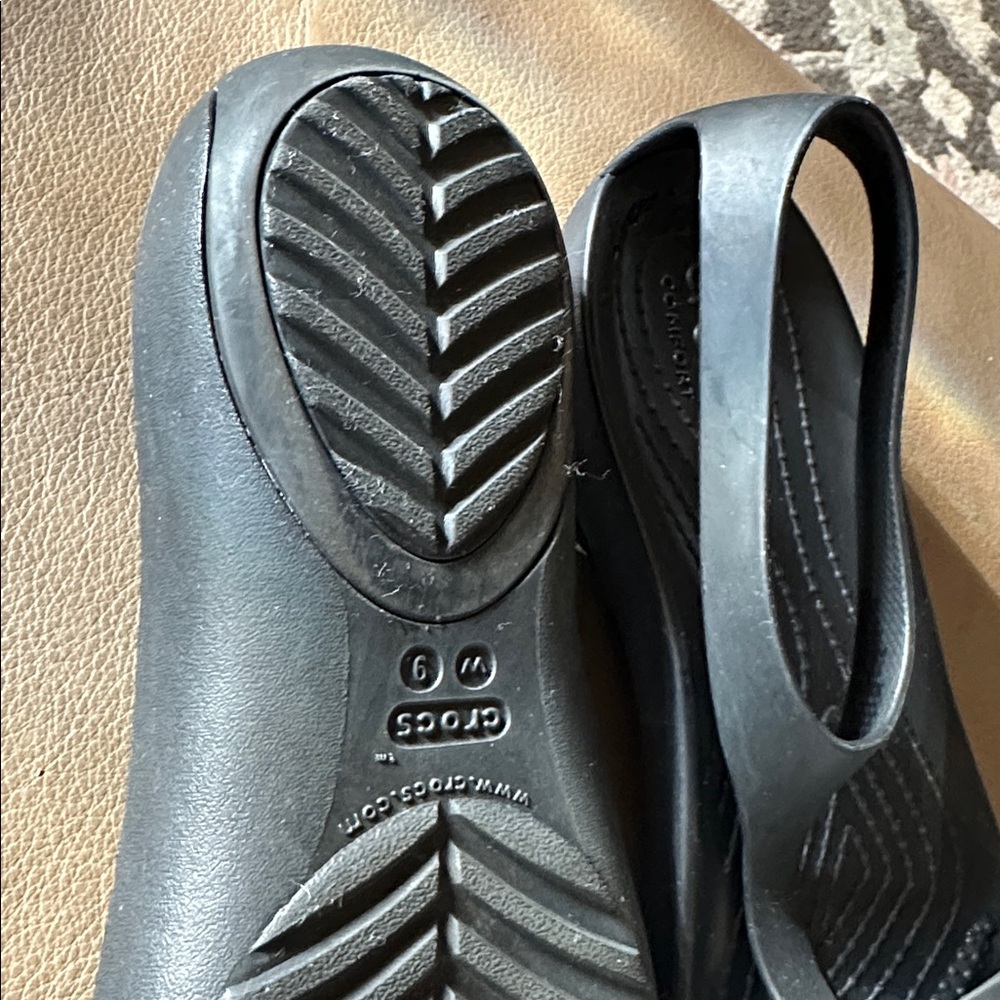 CROCS Women’s Black Sandals - Picture 10 of 12